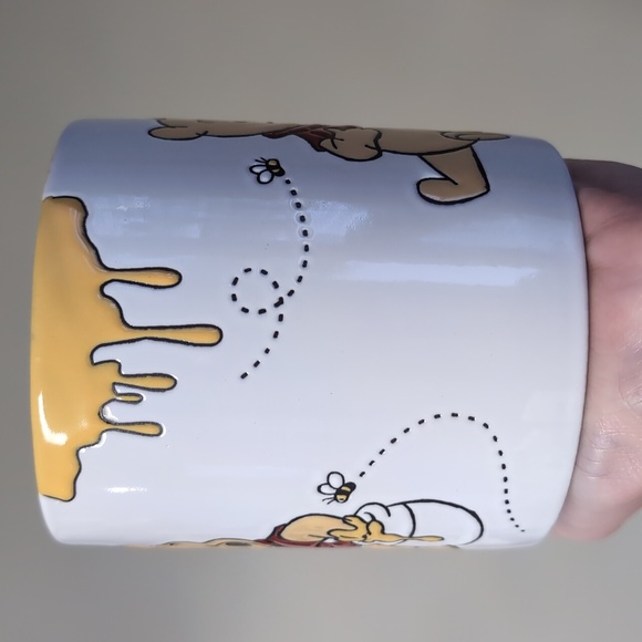 ❌SOLD❌Disney Winnie The Pooh Classic Pooh Bear Mug with Honey Drip Design 🍯 - Picture 4 of 6